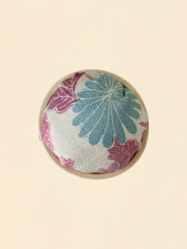 Coussin à aiguilles unique en tissu de kimono (avec bol en bois)